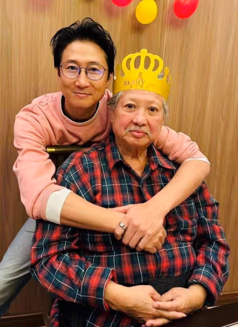 知名港星洪金寶近況曝光!坐輪椅現身鬧市,主動接濟路邊乞討者