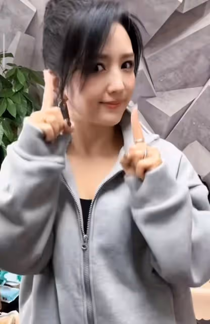 何潔最新近況曝光,參加浪姐後又瘦了,跳可愛手勢舞美回顏值巔峰