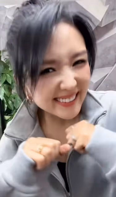 何潔最新近況曝光,參加浪姐後又瘦了,跳可愛手勢舞美回顏值巔峰