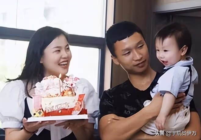 江西美女主持人,為丈夫放棄事業隨軍,如今部隊帶娃成人生贏家