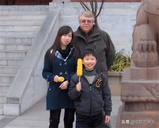 四川中專姑娘攜子嫁美國高材生,80歲婆婆幫帶娃,如今成人生贏家