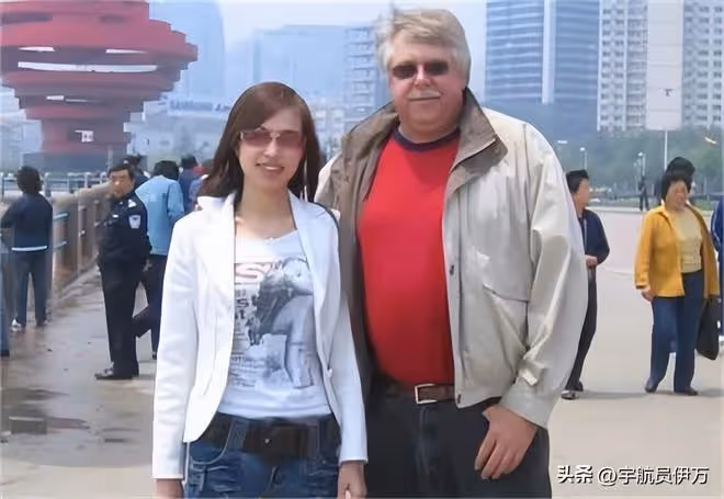 四川中專姑娘攜子嫁美國高材生,80歲婆婆幫帶娃,如今成人生贏家