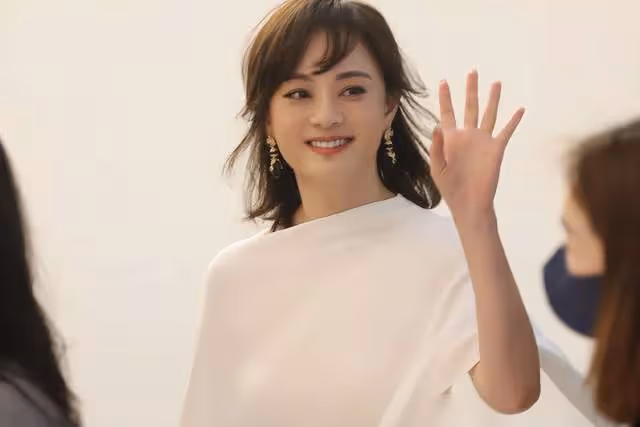 孫儷顏值回春了!留長發妝造大變,靈動十足如年輕10歲!
