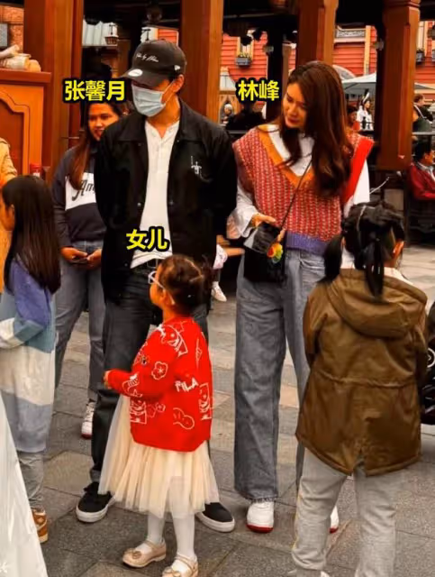 林峰一家3口被偶遇,張馨月穿搭被嘲土氣,3歲女兒正面曝光像爸爸