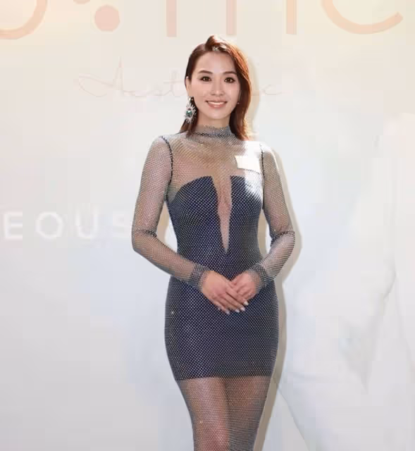 50歲TVB氣質美女陳煒著裝大膽,穿透視裝出鏡,疑似真空上陣