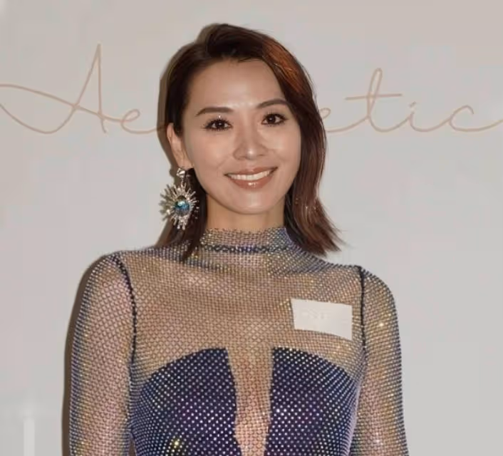 50歲TVB氣質美女陳煒著裝大膽,穿透視裝出鏡,疑似真空上陣