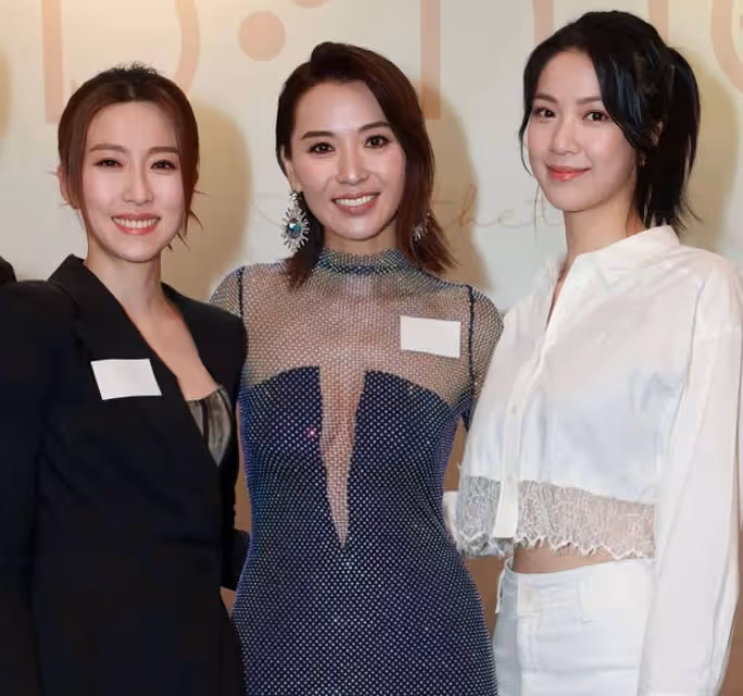 50歲TVB氣質美女陳煒著裝大膽,穿透視裝出鏡,疑似真空上陣