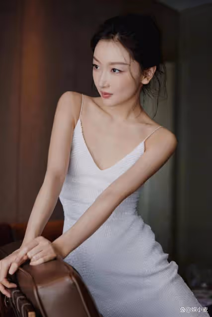 周冬雨大秀身材,白色弔帶裙穿出骨感美,挑不出什麼不滿意的地方