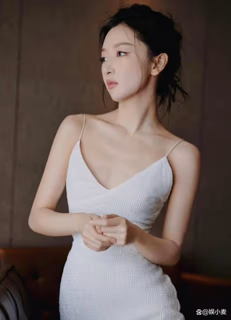 周冬雨大秀身材,白色弔帶裙穿出骨感美,挑不出什麼不滿意的地方