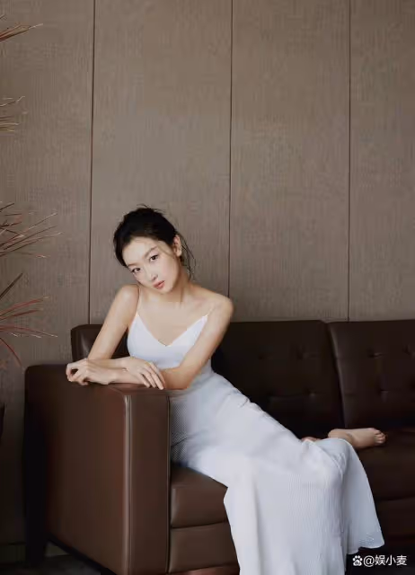 周冬雨大秀身材,白色弔帶裙穿出骨感美,挑不出什麼不滿意的地方