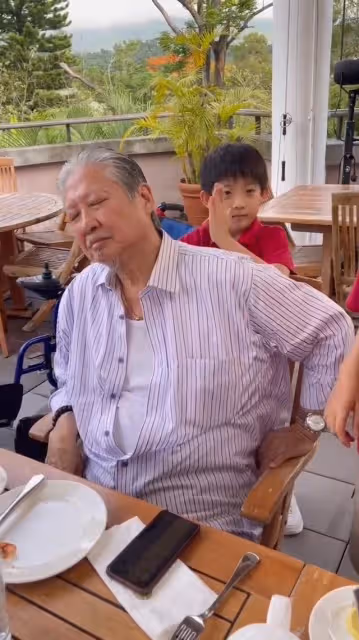 72歲洪金寶坐輪椅給乞丐送錢，親自將500元遞到乞丐手中