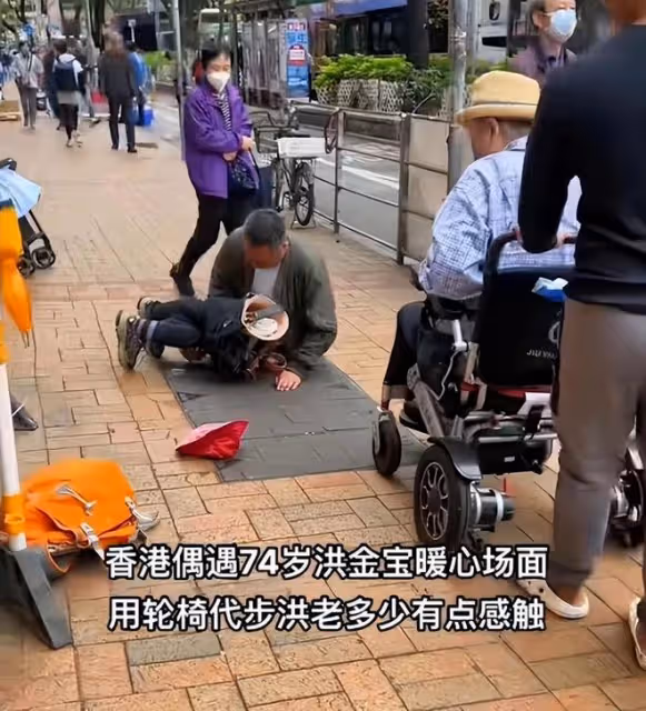 72歲洪金寶坐輪椅給乞丐送錢，親自將500元遞到乞丐手中