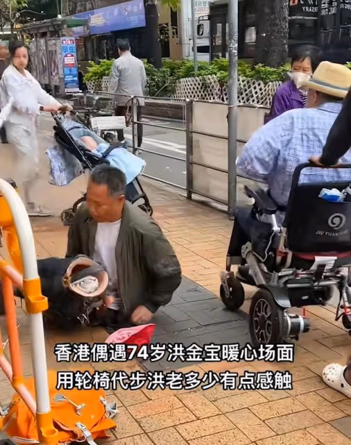 72歲洪金寶坐輪椅給乞丐送錢,親自將500元遞到乞丐手中