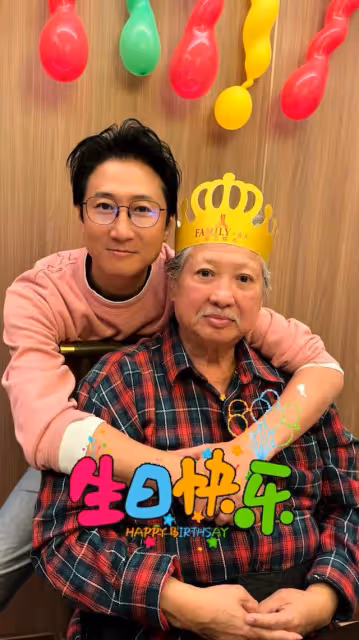 72歲洪金寶坐輪椅給乞丐送錢,親自將500元遞到乞丐手中