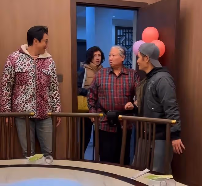 72歲洪金寶坐輪椅給乞丐送錢,親自將500元遞到乞丐手中