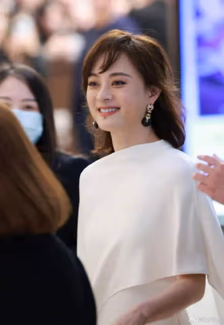孫儷現身活動，留著長發，網友說顏值回春