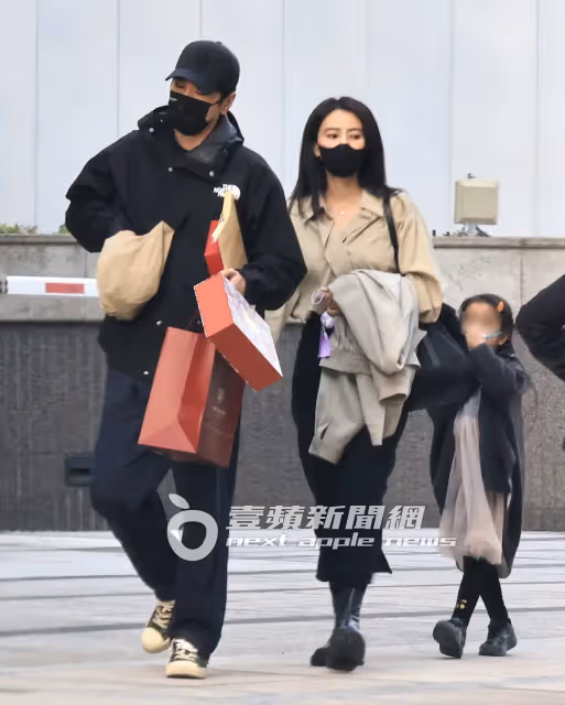狗仔直擊｜高圓圓合體趙又廷放閃婆婆壽宴　趙樹海歪腰逗孫女