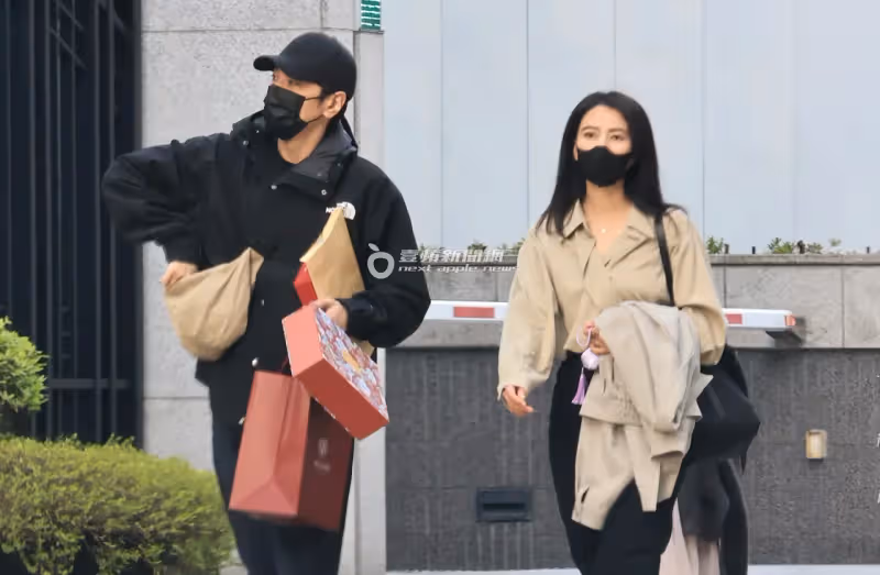 狗仔直擊｜高圓圓合體趙又廷放閃婆婆壽宴　趙樹海歪腰逗孫女