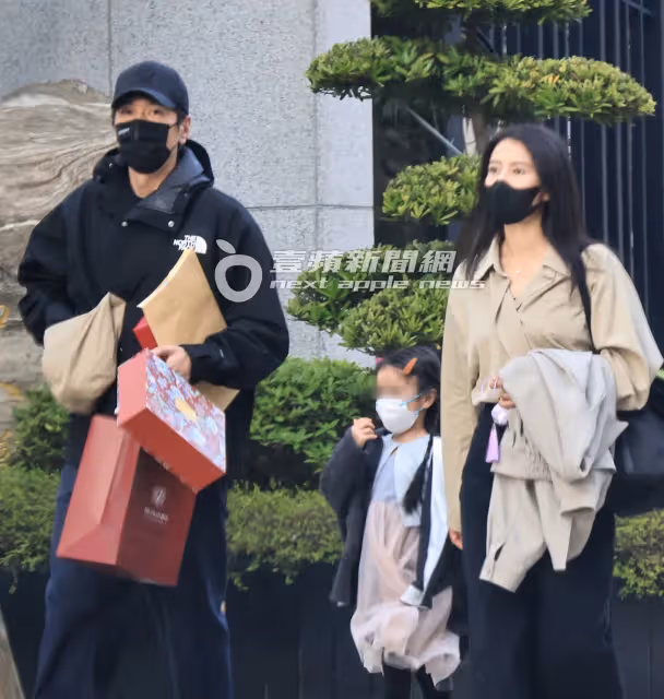 狗仔直擊｜高圓圓合體趙又廷放閃婆婆壽宴　趙樹海歪腰逗孫女