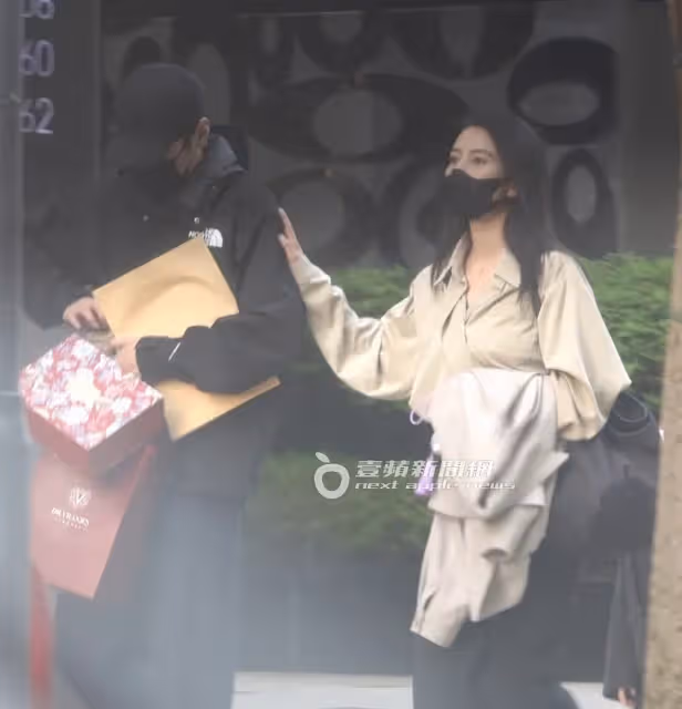 狗仔直擊｜高圓圓合體趙又廷放閃婆婆壽宴　趙樹海歪腰逗孫女