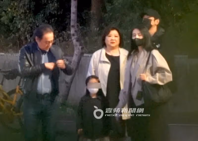 狗仔直擊｜高圓圓合體趙又廷放閃婆婆壽宴　趙樹海歪腰逗孫女