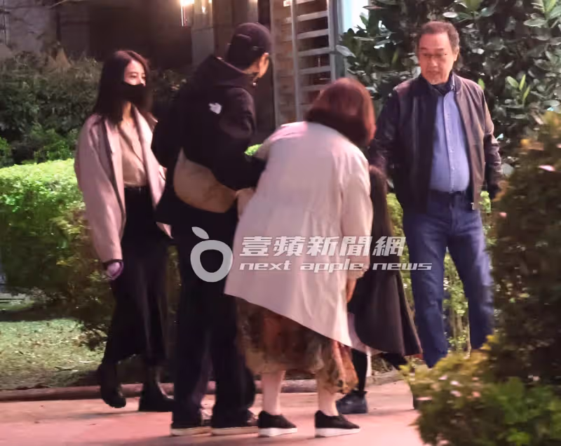 狗仔直擊｜高圓圓合體趙又廷放閃婆婆壽宴　趙樹海歪腰逗孫女