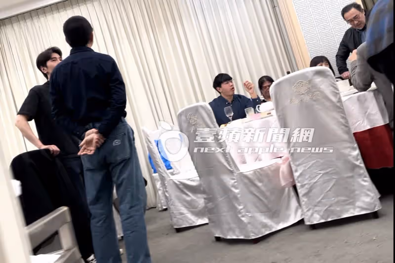 狗仔直擊｜高圓圓合體趙又廷放閃婆婆壽宴　趙樹海歪腰逗孫女