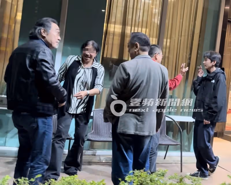 狗仔直擊｜高圓圓合體趙又廷放閃婆婆壽宴　趙樹海歪腰逗孫女