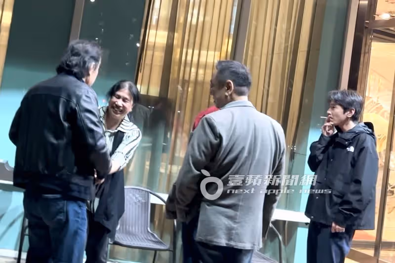 狗仔直擊｜高圓圓合體趙又廷放閃婆婆壽宴　趙樹海歪腰逗孫女