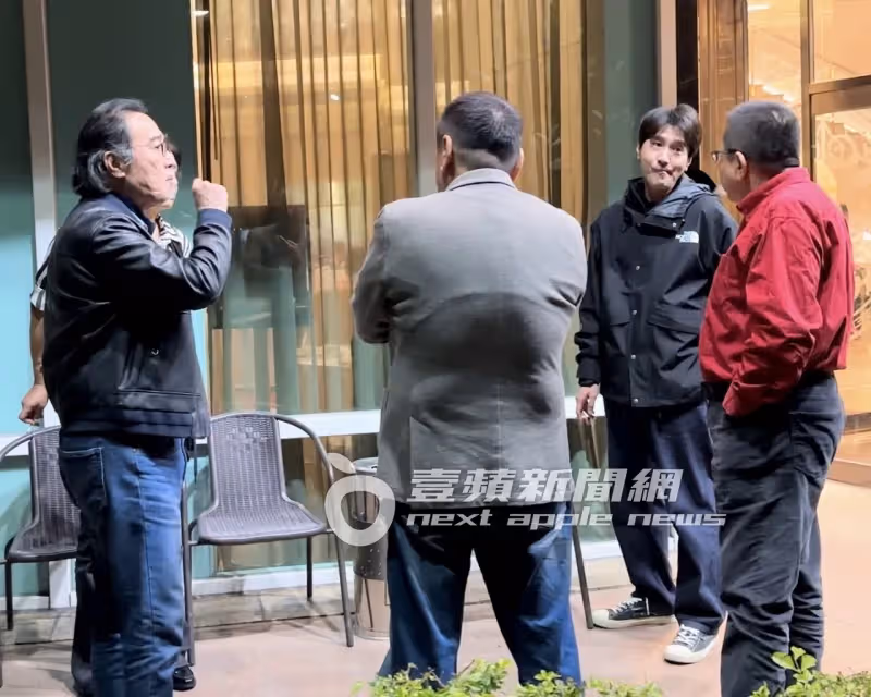 狗仔直擊｜高圓圓合體趙又廷放閃婆婆壽宴　趙樹海歪腰逗孫女