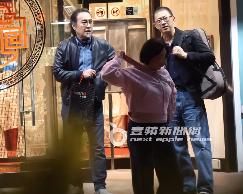 狗仔直擊｜高圓圓合體趙又廷放閃婆婆壽宴　趙樹海歪腰逗孫女