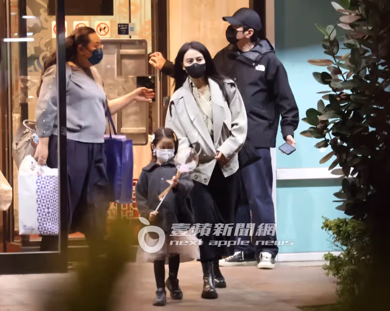 狗仔直擊｜高圓圓合體趙又廷放閃婆婆壽宴　趙樹海歪腰逗孫女