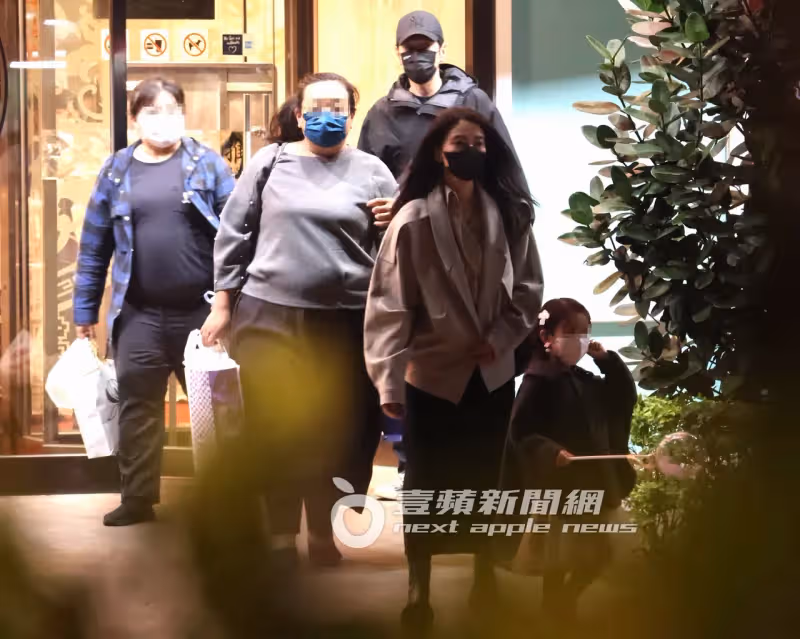 狗仔直擊｜高圓圓合體趙又廷放閃婆婆壽宴　趙樹海歪腰逗孫女