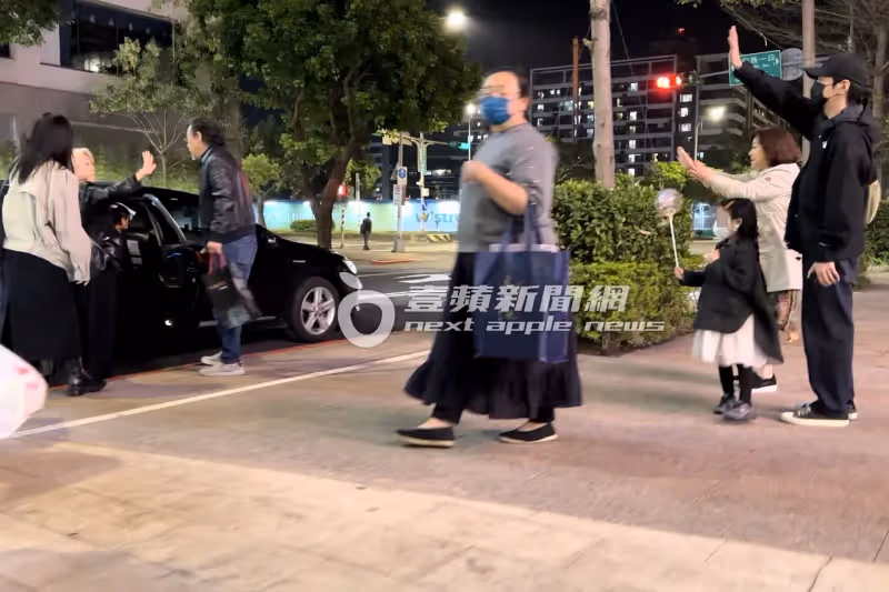 狗仔直擊｜高圓圓合體趙又廷放閃婆婆壽宴　趙樹海歪腰逗孫女