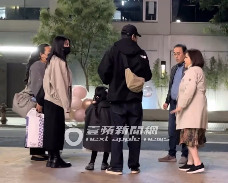 狗仔直擊｜高圓圓合體趙又廷放閃婆婆壽宴　趙樹海歪腰逗孫女