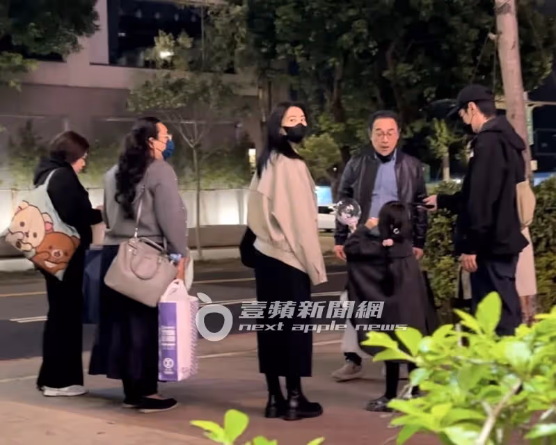 狗仔直擊｜高圓圓合體趙又廷放閃婆婆壽宴　趙樹海歪腰逗孫女