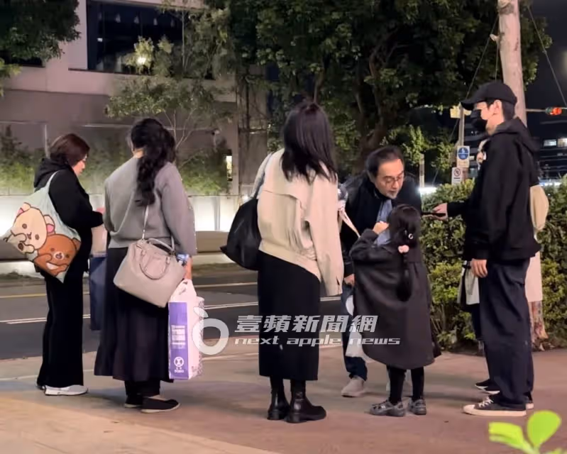 狗仔直擊｜高圓圓合體趙又廷放閃婆婆壽宴　趙樹海歪腰逗孫女