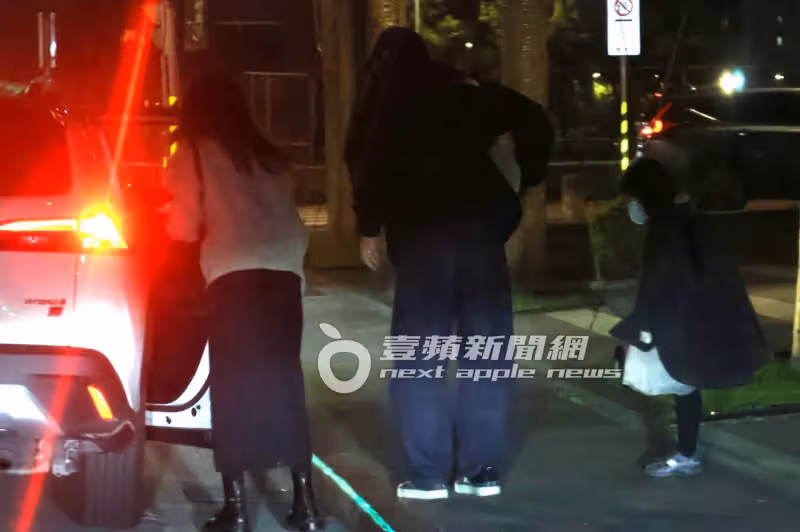狗仔直擊｜高圓圓合體趙又廷放閃婆婆壽宴　趙樹海歪腰逗孫女