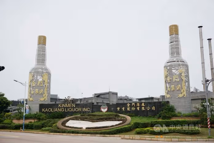 老厝挖到寶!他翻出「49年前國慶高粱」精緻雕花超完整 內行一看驚喊「比摩托車還要貴」:拜託賣我