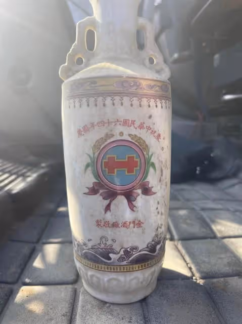 老厝挖到寶!他翻出「49年前國慶高粱」精緻雕花超完整 內行一看驚喊「比摩托車還要貴」:拜託賣我