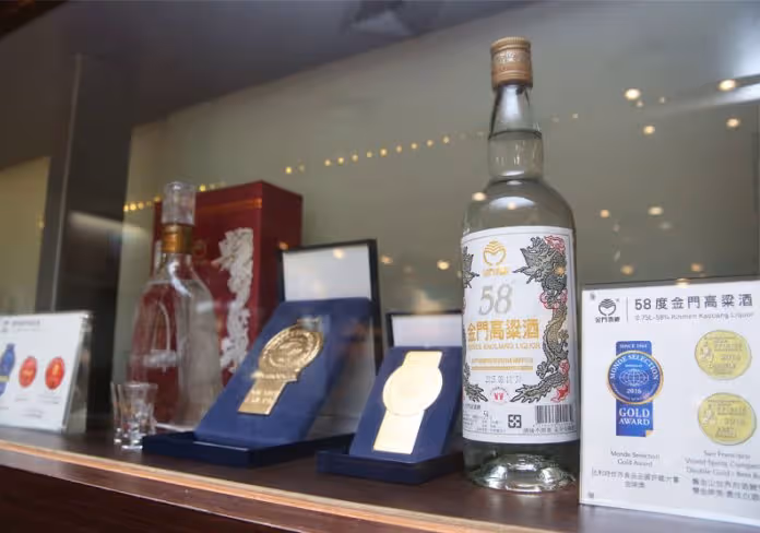 老厝挖到寶!他翻出「49年前國慶高粱」精緻雕花超完整 內行一看驚喊「比摩托車還要貴」:拜託賣我