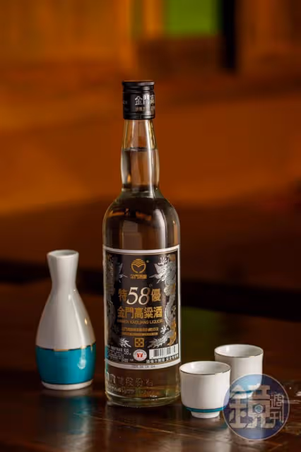 老厝挖到寶!他翻出「49年前國慶高粱」精緻雕花超完整 內行一看驚喊「比摩托車還要貴」:拜託賣我