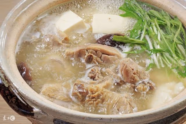 月子期間婆婆「頓頓雞湯不重複」,某天我妹妹到廚房盛飯,回來後「我堅決離婚」….