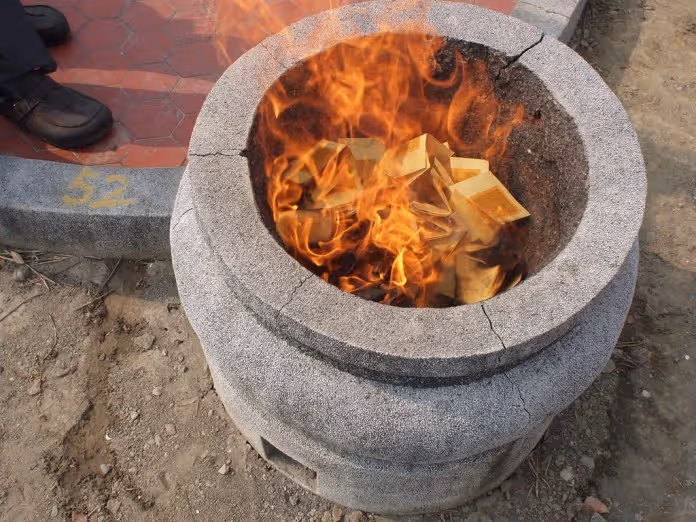到父親墓地祭拜!驚見「銀爐被貼詭異紙人」全家嚇壞 內行人一看「怒揭缺德真相」:越看越毛