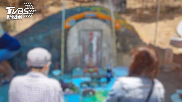 到父親墓地祭拜!驚見「銀爐被貼詭異紙人」全家嚇壞 內行人一看「怒揭缺德真相」:越看越毛