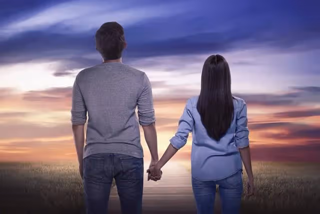 那年閨蜜看不上窮當兵的！介紹給我「相親成功」於是結婚　11年後「我發了一條朋友圈動態」卻引來她的不悅