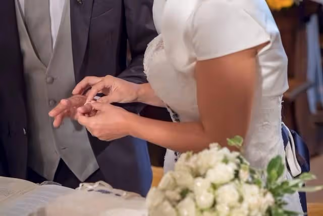 那年閨蜜看不上窮當兵的!介紹給我「相親成功」於是結婚 11年後「我發了一條朋友圈動態」卻引來她的不悅