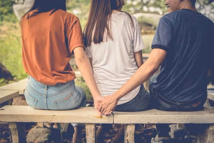 6年前,老公被我抓包「偷吃女同事」!我捨不得離婚,因為他是個「稱職的爸爸」,他沒有道歉,只是保證不會再犯,我其實不相信… 每年都想「再試一...