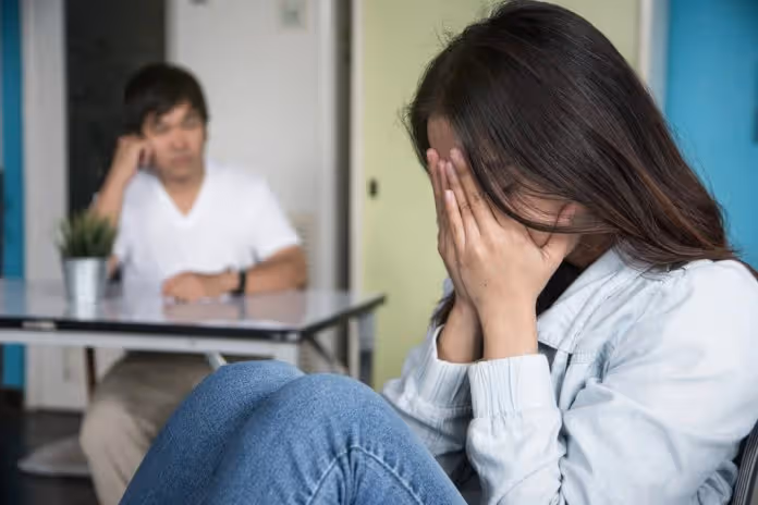 6年前,老公被我抓包「偷吃女同事」!我捨不得離婚,因為他是個「稱職的爸爸」,他沒有道歉,只是保證不會再犯,我其實不相信… 每年都想「再試一...