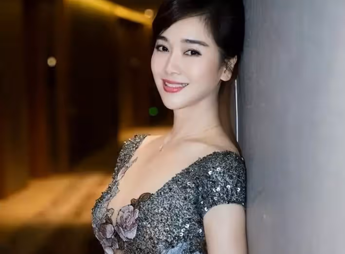 「風流成性」的左小青:緋聞不斷,如今仍靠身材吸睛